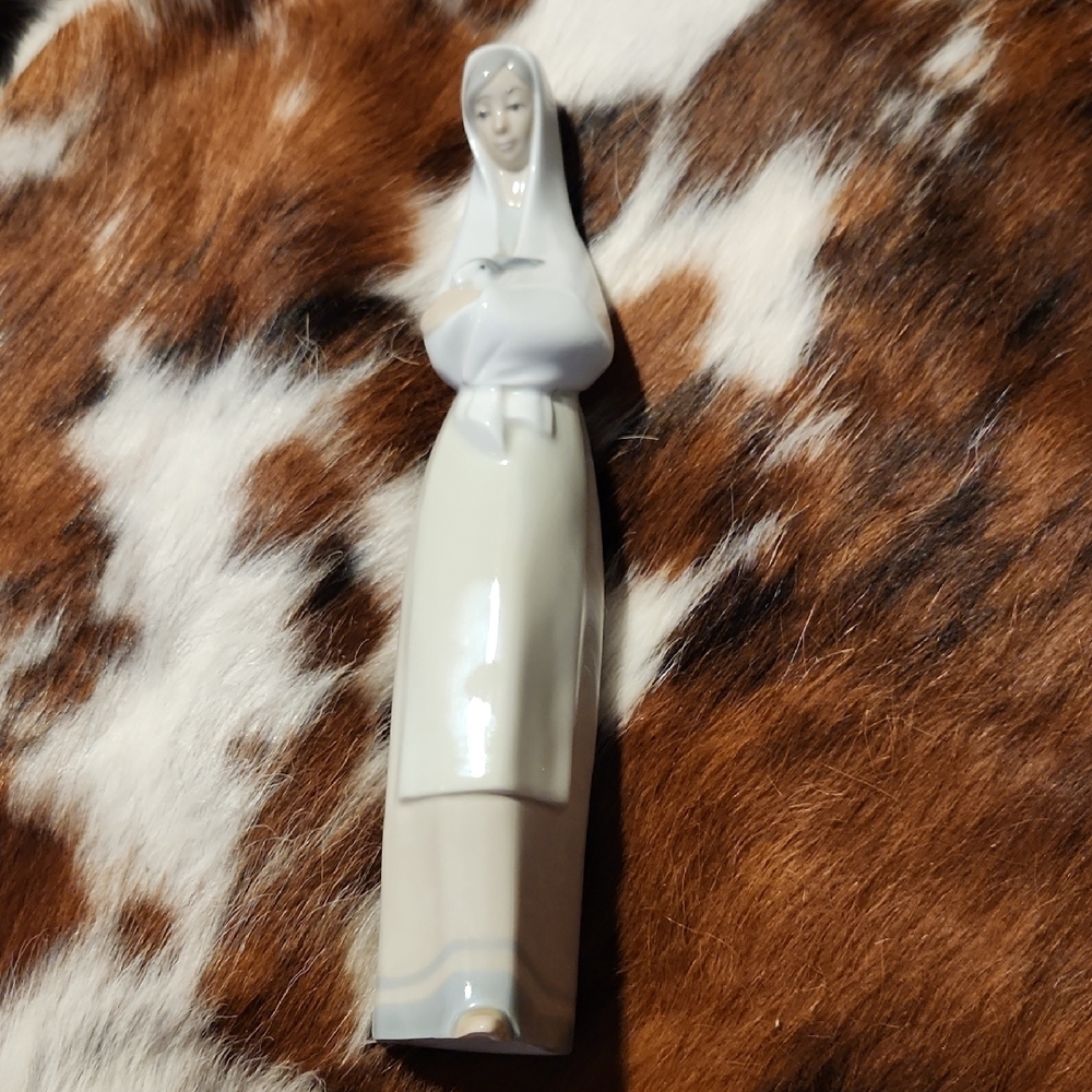 Elegant Lladro White and Cream Figurine